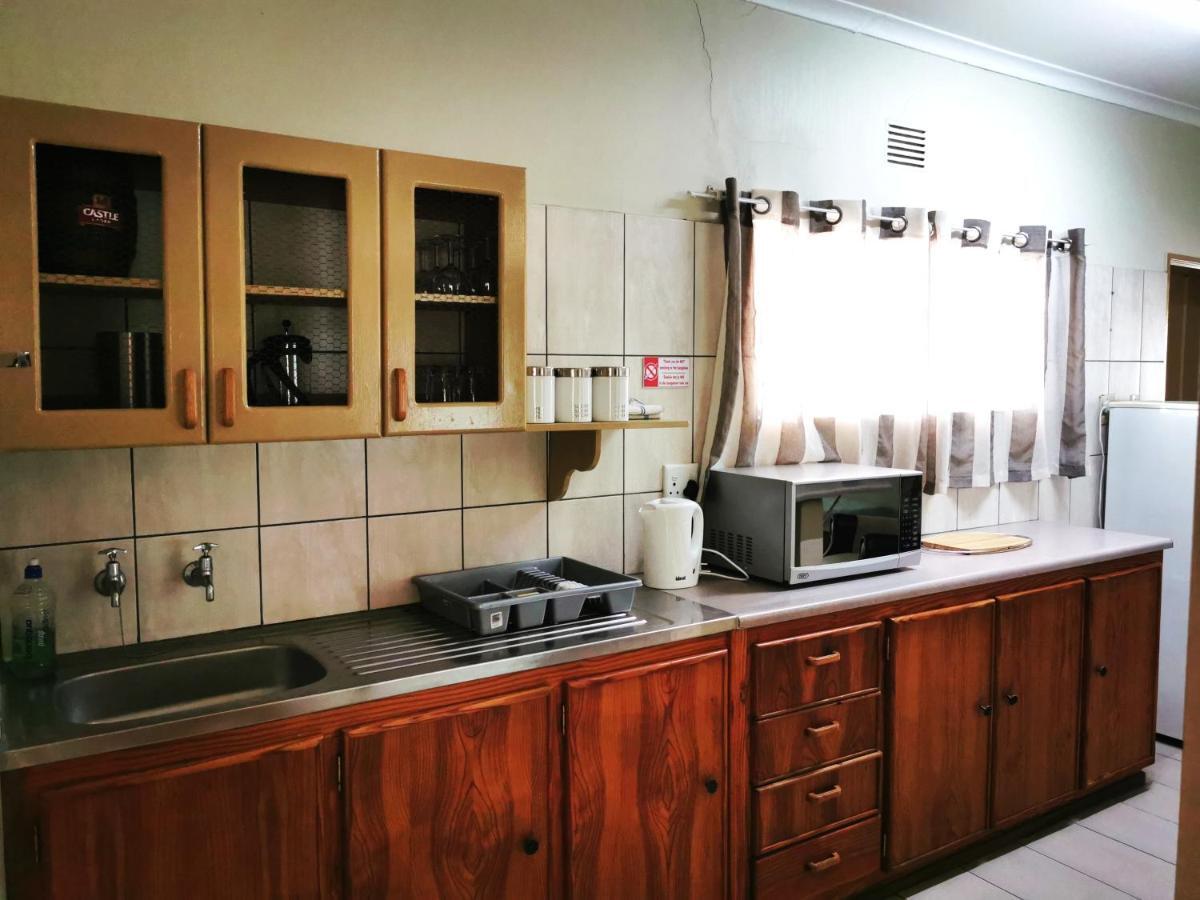 East Gate Rest Camp Apartment Buitepos ภายนอก รูปภาพ