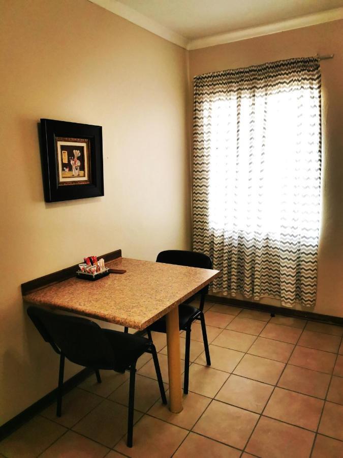 East Gate Rest Camp Apartment Buitepos ภายนอก รูปภาพ