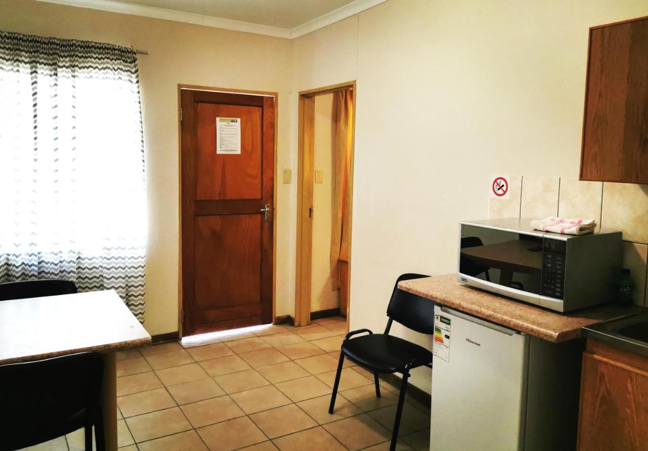East Gate Rest Camp Apartment Buitepos ภายนอก รูปภาพ