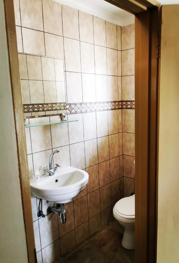 East Gate Rest Camp Apartment Buitepos ภายนอก รูปภาพ