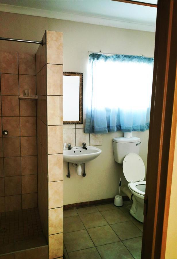East Gate Rest Camp Apartment Buitepos ภายนอก รูปภาพ